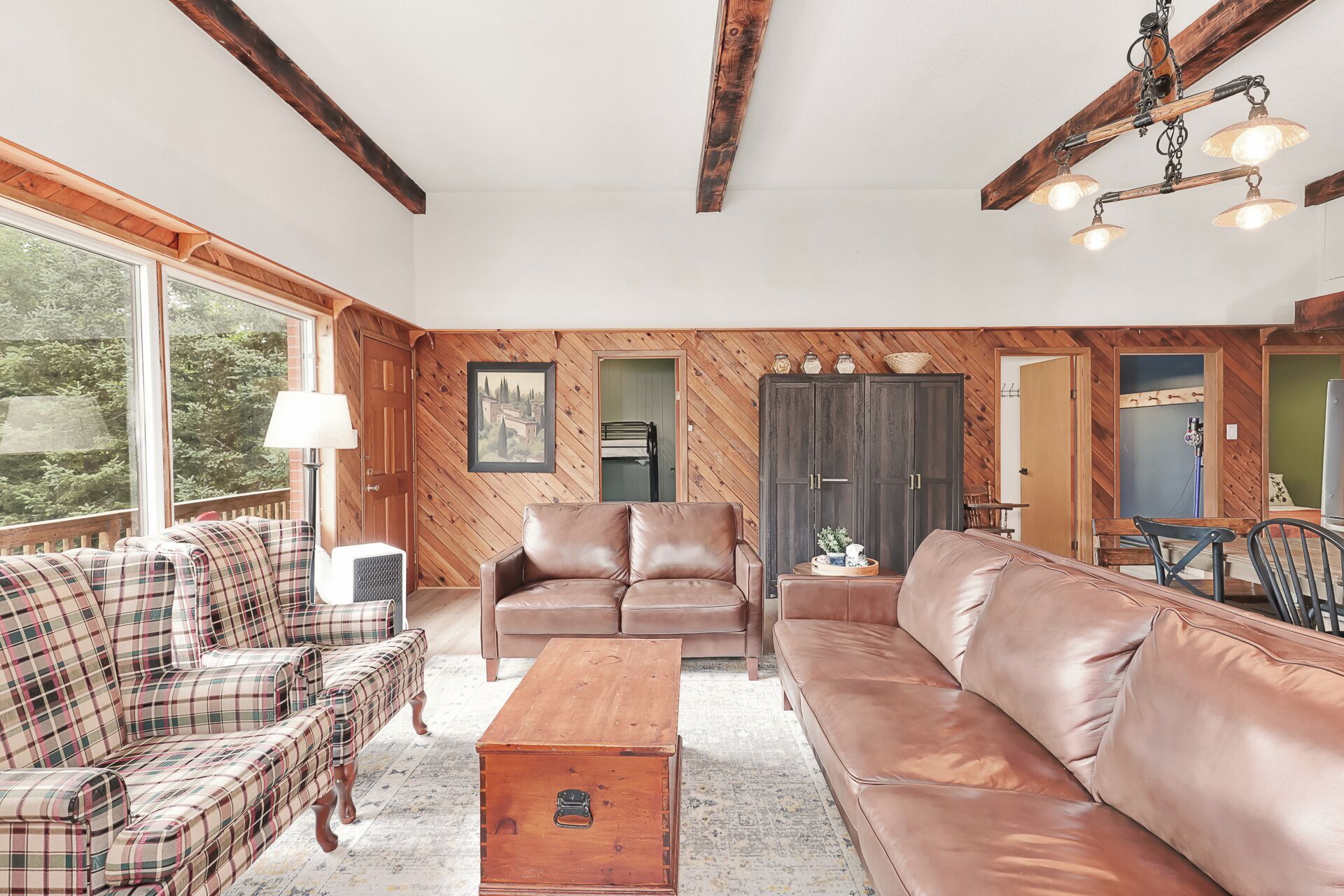 Una Smart TV, una chimenea, un reproductor de DVD