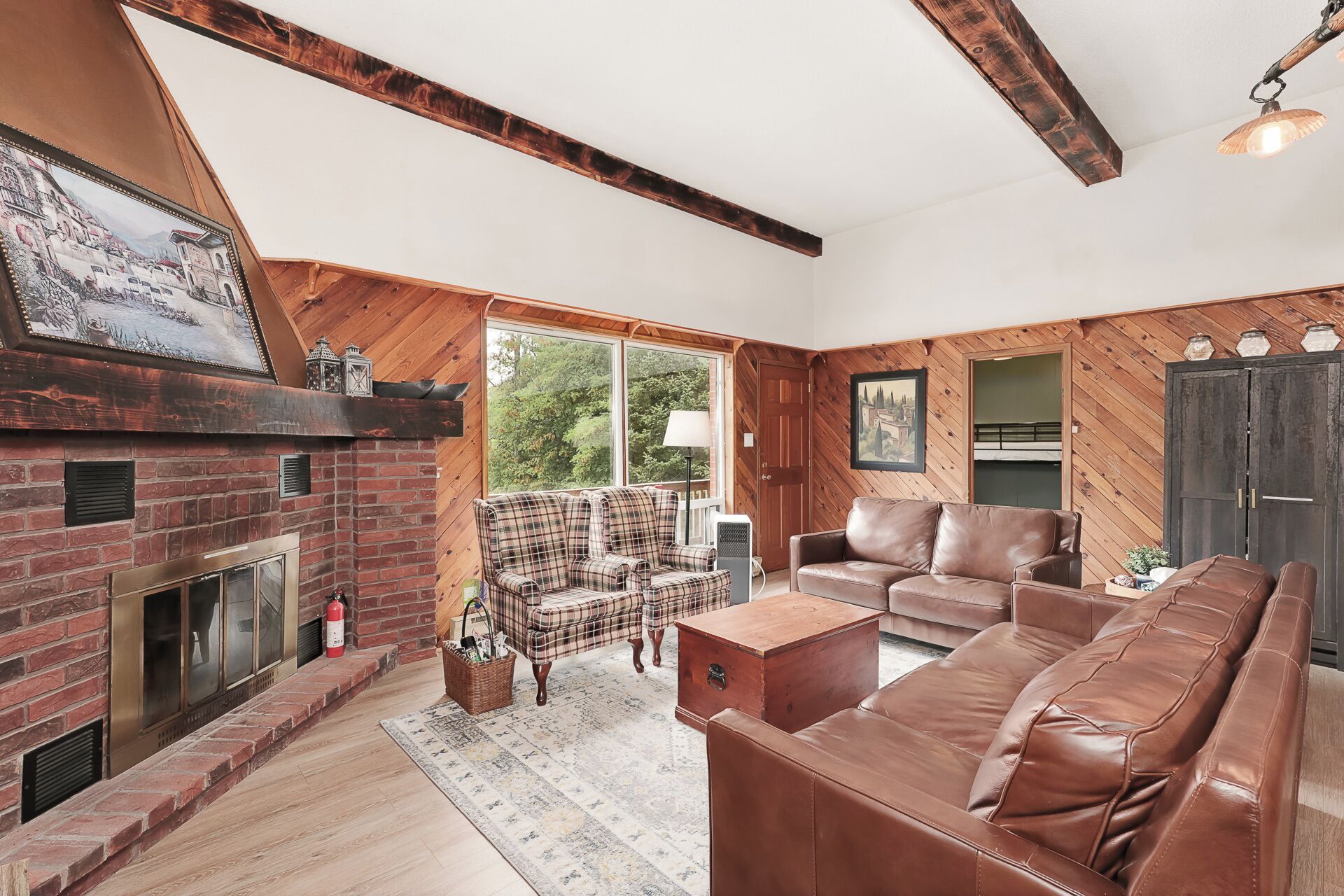 TV connectée, cheminée, lecteur de DVD, table de tennis de table