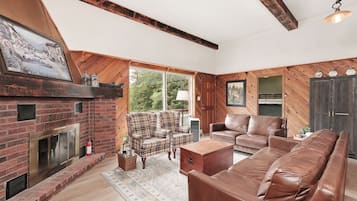 TV connectée, cheminée, lecteur de DVD, table de tennis de table