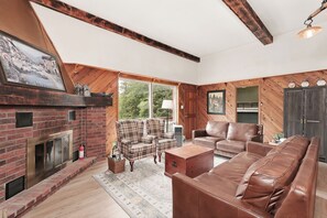 TV connectée, cheminée, lecteur de DVD, table de tennis de table