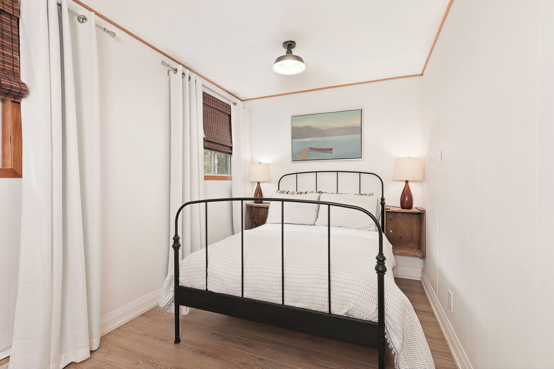 6 bedrooms, desk, WiFi, bed sheets
