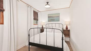 6 bedrooms, desk, WiFi, bed sheets