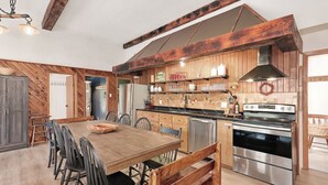 Une cuisine dotée de meubles en bois, d’un réfrigérateur en acier inoxydable et d’un four.