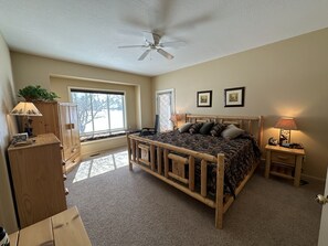 6 slaapkamers, een strijkplank/strijkijzer, reisbedje, gratis wifi