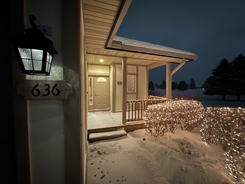 Ski & Golf Getaway: Cozy Log-Style Condo