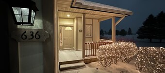 Ski & Golf Getaway: Cozy Log-Style Condo