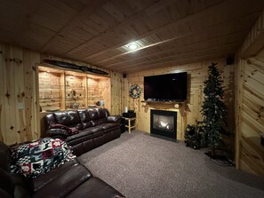 智能电视、壁炉、桌上足球、书