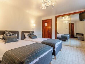 9 bedrooms, free WiFi, bed sheets - 9 bedroom accommodation in Kilwinning, near Ayr (Kilwinning, near Ayr)