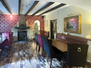 Dining - 9 bedroom accommodation in Kilwinning, near Ayr (Kilwinning, near Ayr)