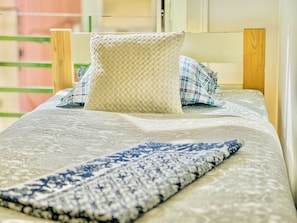 Comfort driepersoonskamer | Een strijkplank/strijkijzer, gratis wifi, beddengoed
