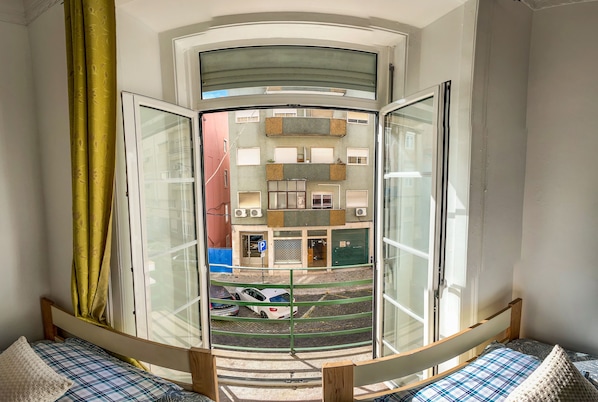 Chambre Triple Confort | Fer et planche à repasser, Wi-Fi gratuit, draps fournis