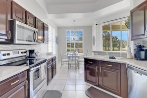 Fridge, microwave, oven, stovetop - Pelican Marsh Condo (Naples)
