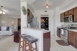 Kjøleskap, mikrobølgeovn, ovn og kokeplater