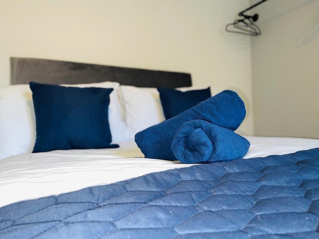 2 soverom, skrivebord, strykejern/-brett og wi-fi (inkludert)