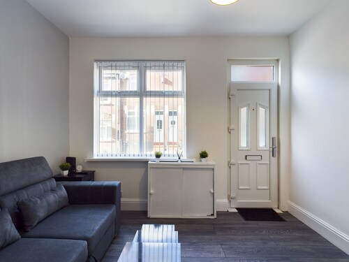 Whitmore House By RMR Accommodations - Newly Refurbed - Modern -Parking -Central