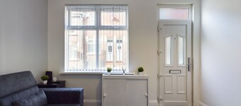 Whitmore House By RMR Accommodations - Newly Refurbed - Modern -Parking -Central