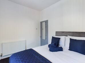 2 bedrooms, desk, iron/ironing board, free WiFi