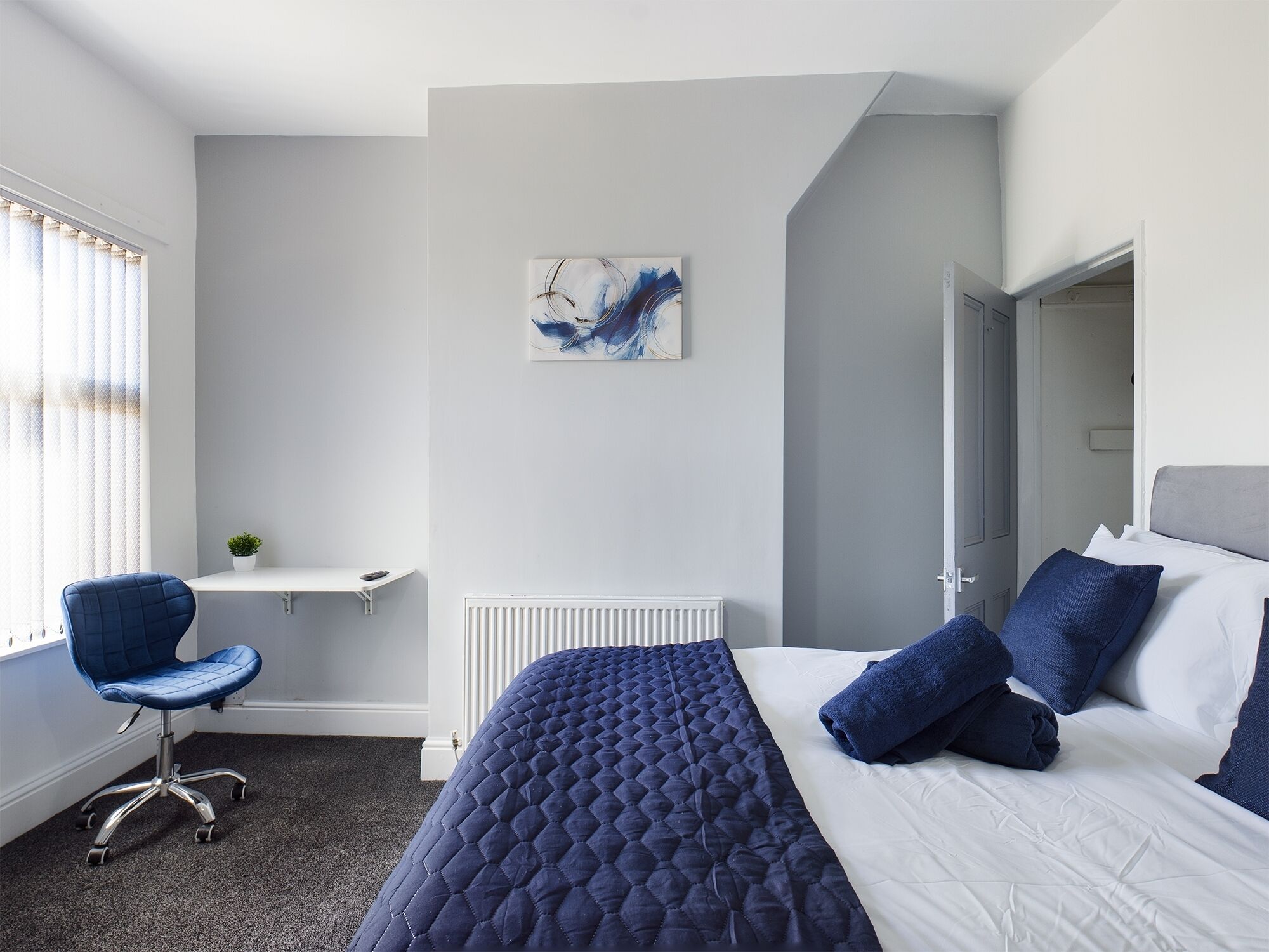 2 soverom, skrivebord, strykejern/-brett og wi-fi (inkludert)