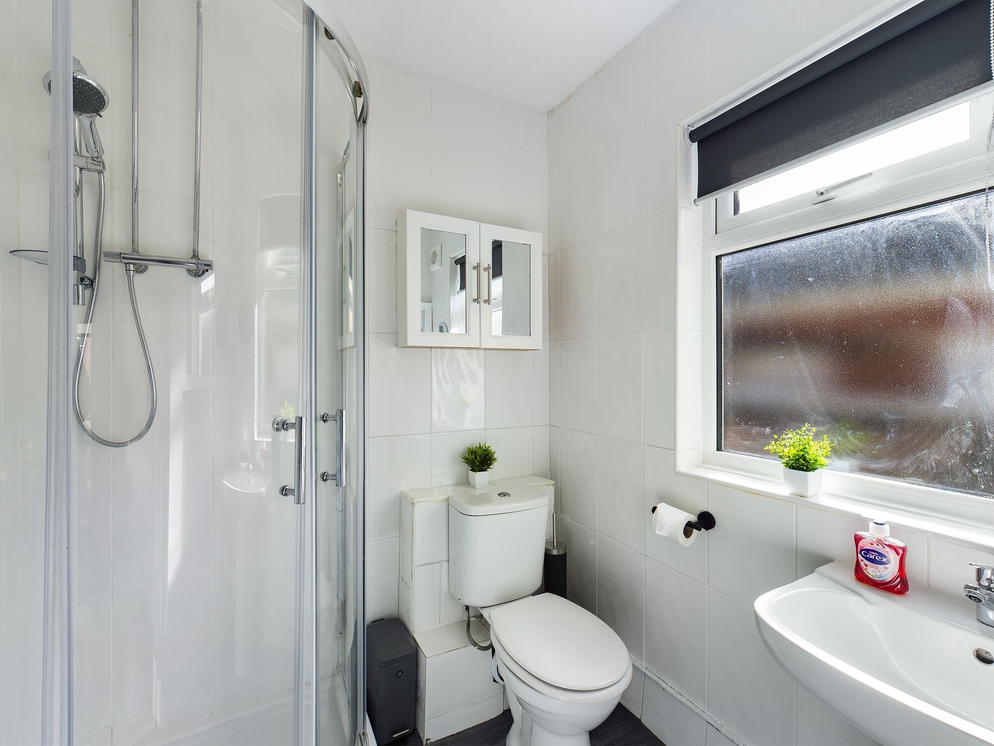 Dusj, håndklær, såpe og toalettpapir