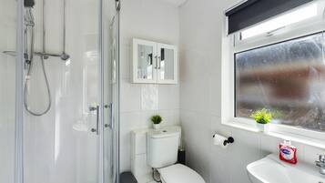 Dusj, håndklær, såpe og toalettpapir