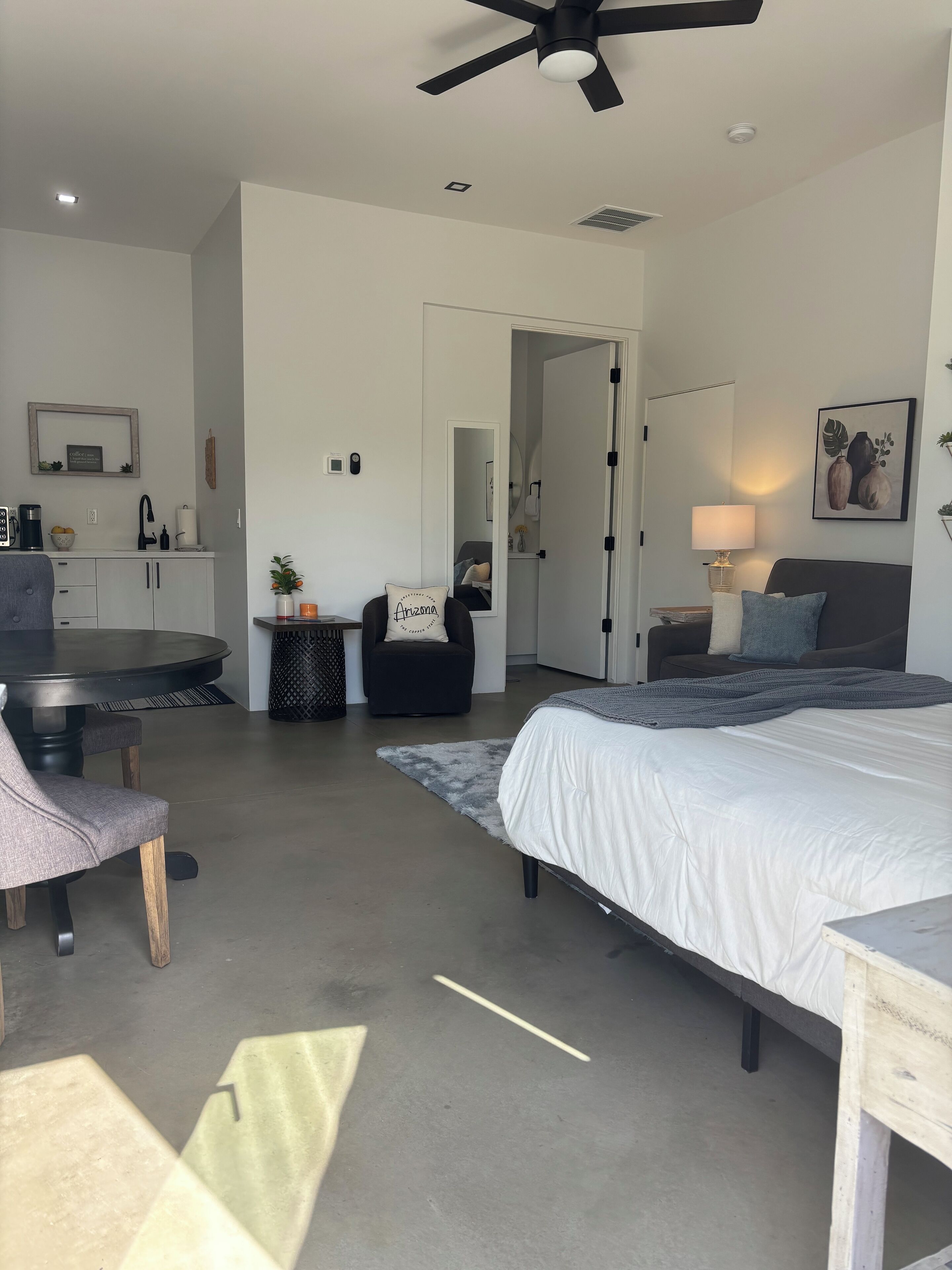 Bureau, fer et planche à repasser, lit parapluie, Wi-Fi gratuit