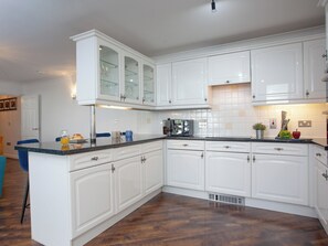 Dishwasher, cookware/dishes/utensils