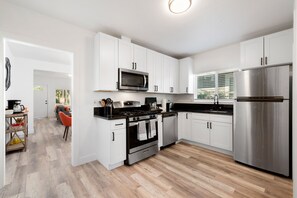 Jääkaappi, mikroaaltouuni, uuni, liesi