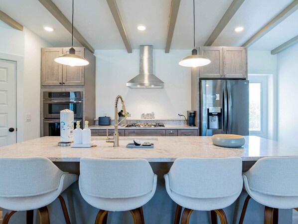 House, Multiple Beds, Kitchen | Private kitchen | Fridge, microwave, oven, stovetop - La Casa Deluna (Pensacola Beach)