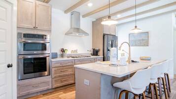 House, Multiple Beds, Kitchen | Private kitchen | Fridge, microwave, oven, stovetop