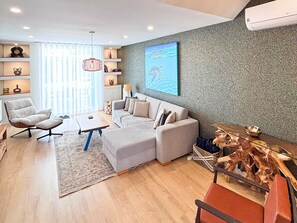 Téléviseur connecté, livres, chaîne audio