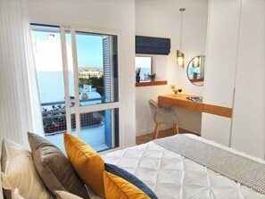 1 chambre, coffre-fort, fer et planche à repasser, lit de bébé portatif