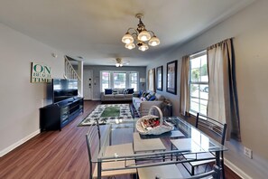 Casa, várias camas, sacada, vista para o jardim | Cozinha privada | Geladeira, micro-ondas, fogão, cooktop