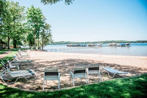 Playa privada en los alrededores, arena blanca