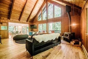 Interior - Northern Nights Chalet Wanderlust Abodes (Bellaire)