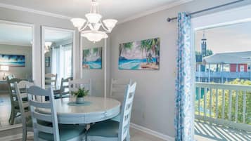 公寓客房, 1 張特大雙人床和 1 張沙發床, 陽台 | 用餐區