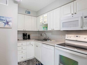 Condo, 1 King Bed with Sofa bed, Balcony | Private kitchen
