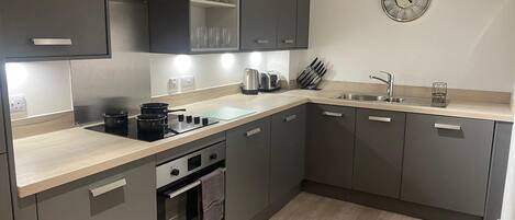 Frigorífico, microondas, horno y lavavajillas