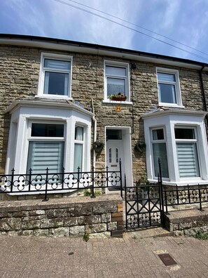Exterior - Lovely 3-bed House in Bridgend 7min From Porthcawl (Bridgend)