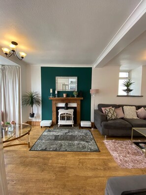 House, Multiple Beds | Living room - Lovely 3-bed House in Bridgend 7min From Porthcawl (Bridgend)