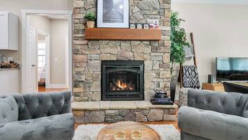 TV connectée, cheminée, lecteur de DVD, table de tennis de table