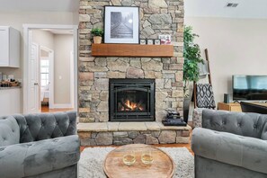 Smart TV, caminetto, lettore DVD, tavolo da ping pong