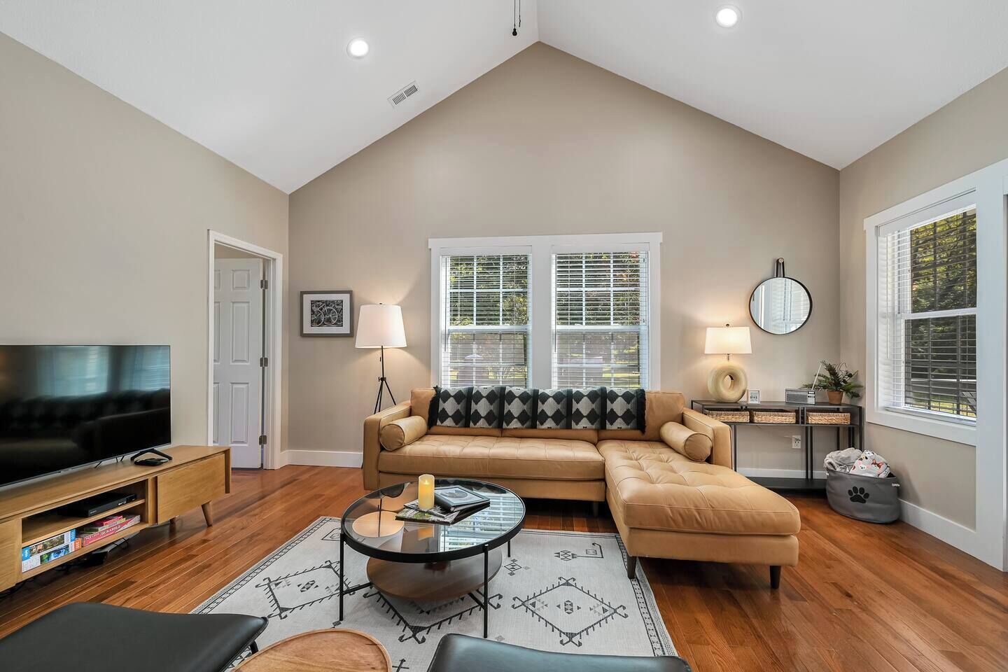 TV connectée, cheminée, lecteur de DVD, table de tennis de table