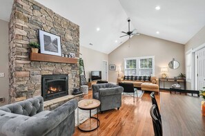 Smart TV, caminetto, lettore DVD, tavolo da ping pong