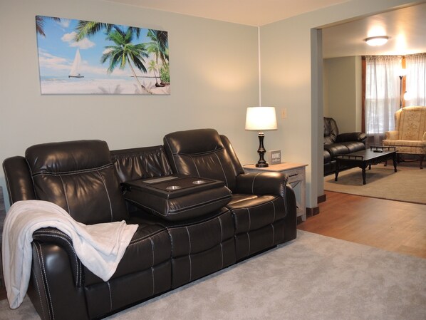 Smart TV - Callie's Place - 1 mile to ASV - 3 bdrm/2 bath, open deck, large yard (West Oneonta)