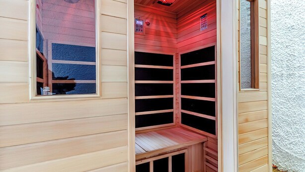 Eine Sauna mit Holzwänden und einer Sitzbank.