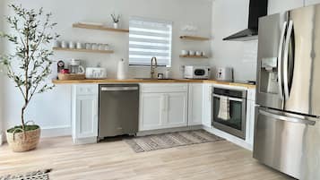 ثلاجة، ميكروويف، فرن، موقد طهي مسطح