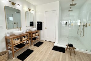 Shower, jetted bath, hair dryer, towels - POOL- Sleeps 8- Mins to Calle 8 - SoBe - Brickell (Miami)