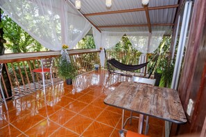 Téléviseur à écran plat de 30 po avec télévision par câble