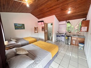 Quadruple Room | Accès au Wi-Fi (inclus), literie fournie