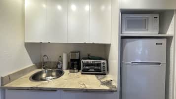 Geladeira, micro-ondas, cooktop, cafeteira/chaleira